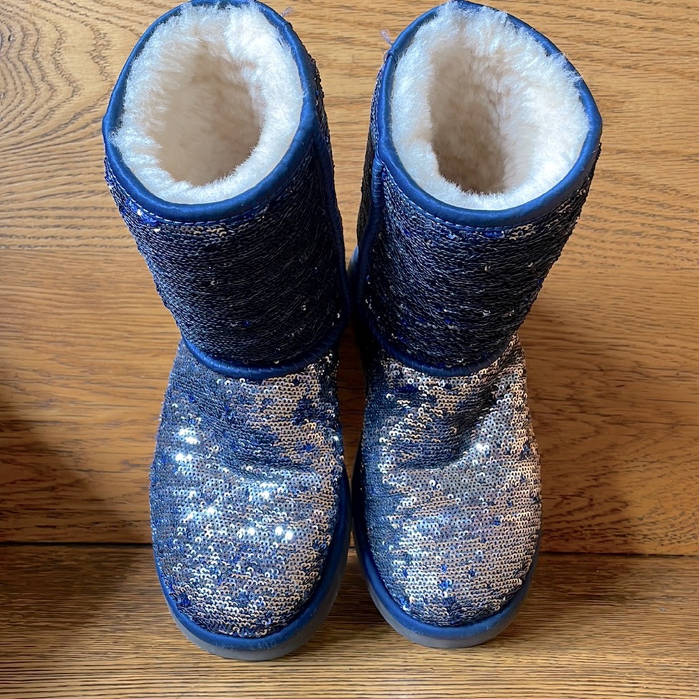 UGGS SEQUENCE BLUE BOOT SZ 5 Navy Blue